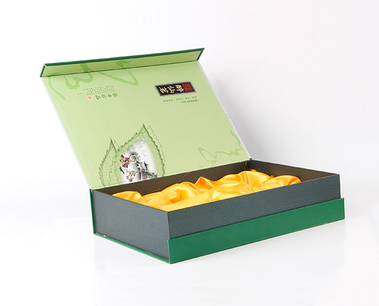色丁布內(nèi)襯的綠茶包裝盒