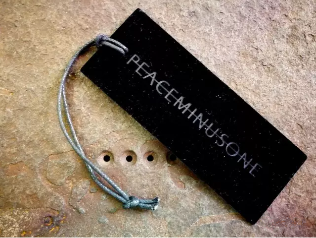 服裝吊牌生產(chǎn)廠家-廣州駿業(yè)包裝實業(yè)有限公司 服裝吊牌生產(chǎn)廠家