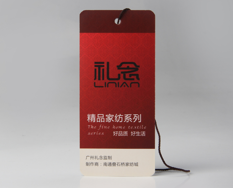 衣服吊牌在定做時(shí)出幺蛾子，制造商這樣做不懼怕劃痕