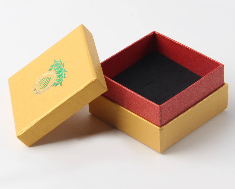 代表化妝品盒子廠家的老師傅，仔細(xì)比對3個小時，只為品質(zhì)