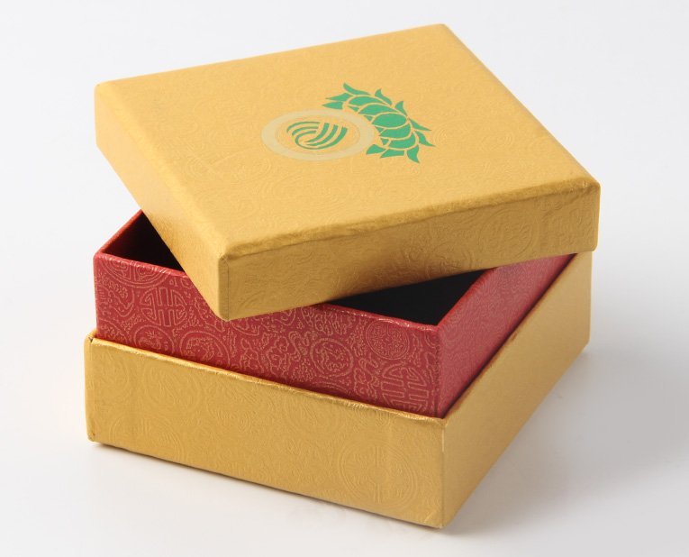 代表化妝品盒子廠家的老師傅，仔細(xì)比對3個小時，只為品質(zhì)