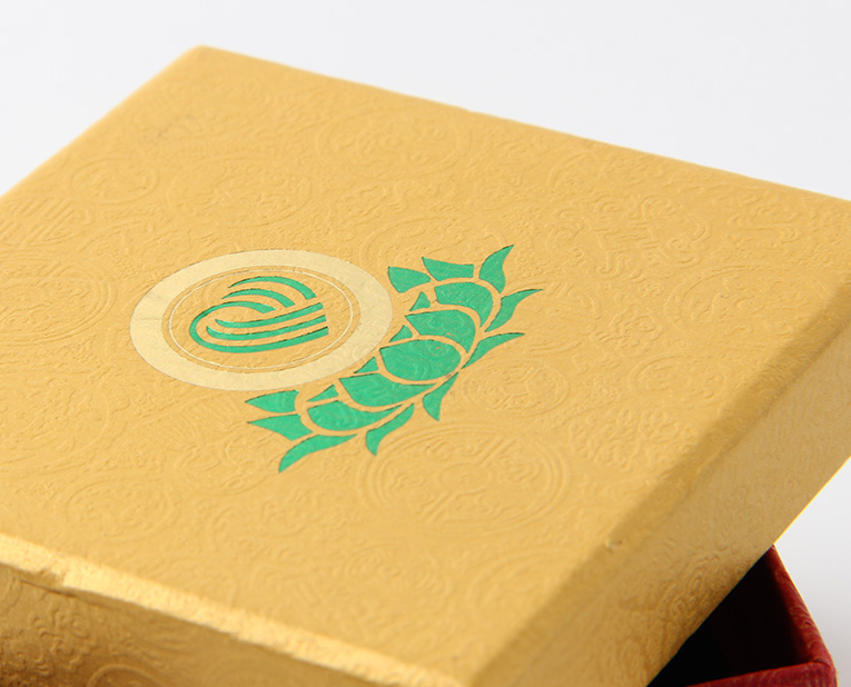 代表化妝品盒子廠家的老師傅，仔細(xì)比對3個小時，只為品質(zhì)