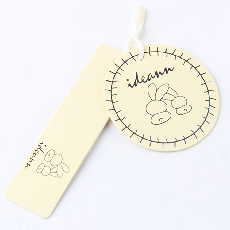 服裝的吊牌該怎么設(shè)計(jì)？問問生產(chǎn)廠家的設(shè)計(jì)師更靠譜