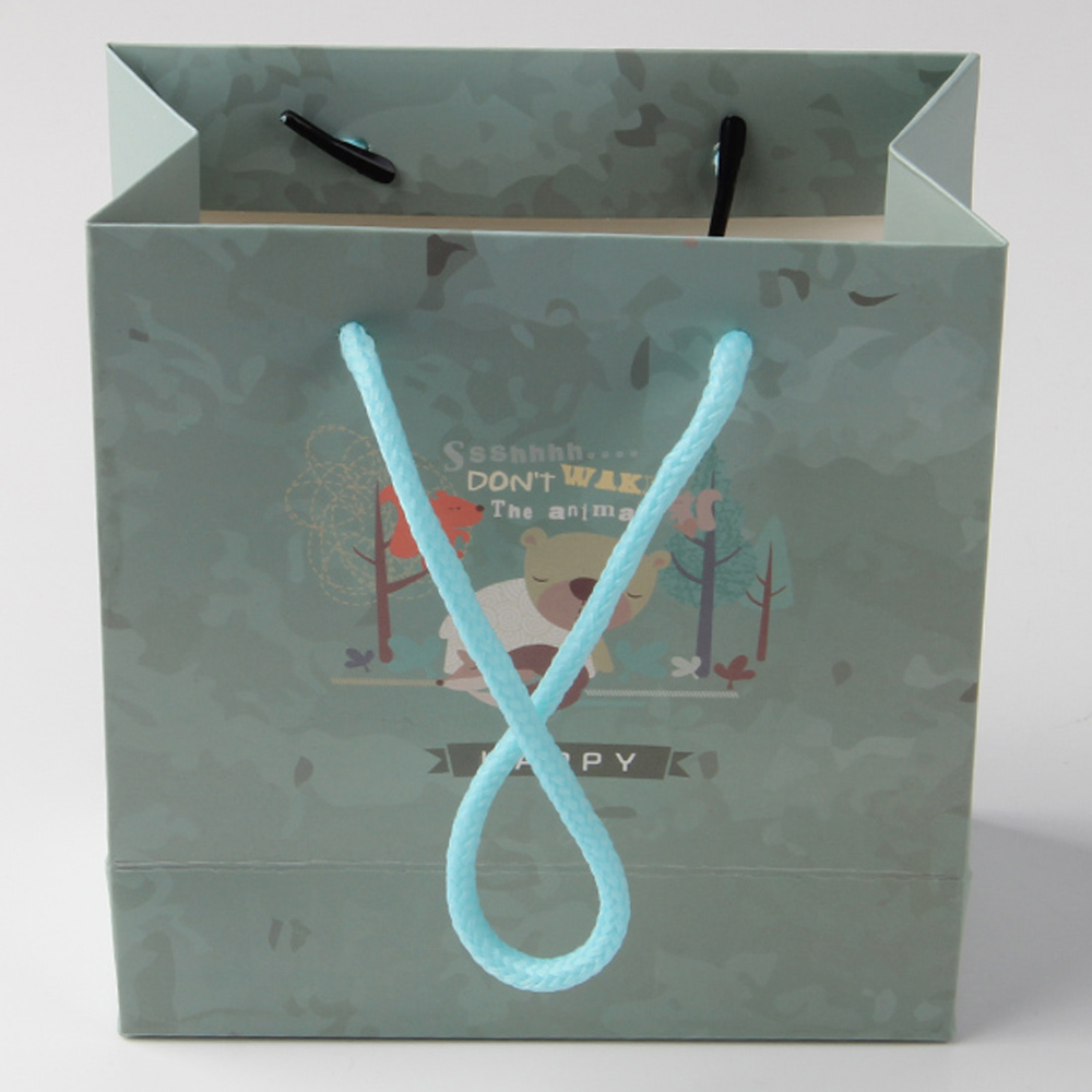 看看褲子紙袋訂做對(duì)比膠水粘和雞眼誰(shuí)更合適 看看褲子紙袋訂做對(duì)比膠水粘和雞眼誰(shuí)更合適